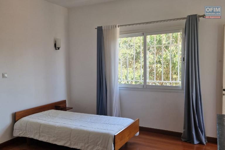 Un appartement T4 meubl&eacute; dans une r&eacute;sidence s&eacute;curis&eacute;e sur By pass ( CONTACT LALAINA )