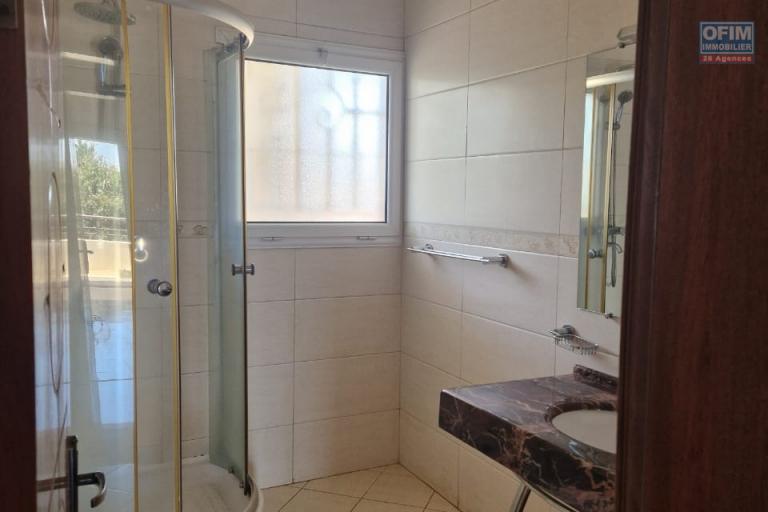 Un appartement T4 meubl&eacute; dans une r&eacute;sidence s&eacute;curis&eacute;e sur By pass ( CONTACT LALAINA )