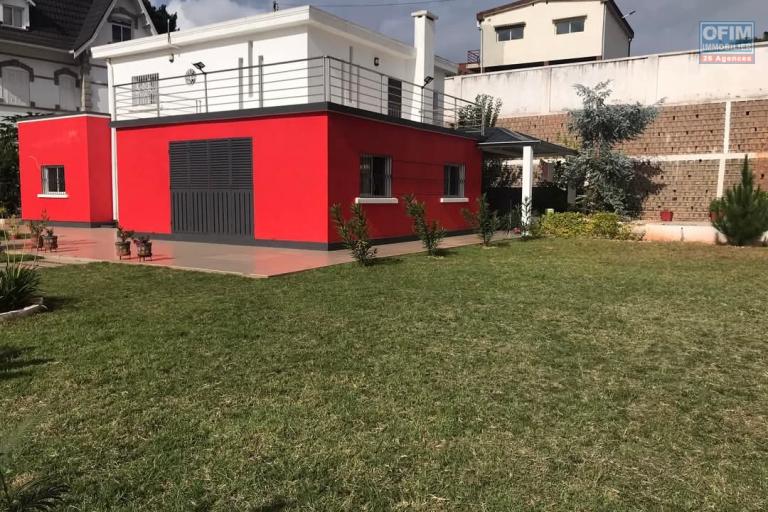À louer une villa moderne récemment construite à étage de type F5 dans un quartier calme avec l’air pure et belle vue dégagée sur le golfe du rova, sise à Anosiala Ambohidratrimo