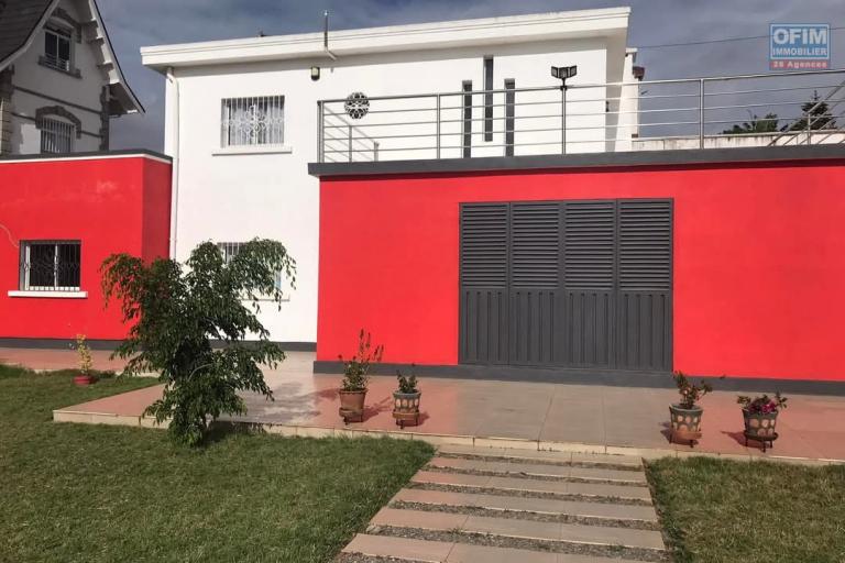 À louer une villa moderne récemment construite à étage de type F5 dans un quartier calme avec l’air pure et belle vue dégagée sur le golfe du rova, sise à Anosiala Ambohidratrimo