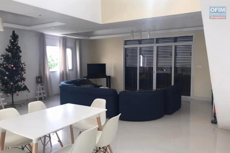 À louer une villa moderne récemment construite à étage de type F5 dans un quartier calme avec l’air pure et belle vue dégagée sur le golfe du rova, sise à Anosiala Ambohidratrimo