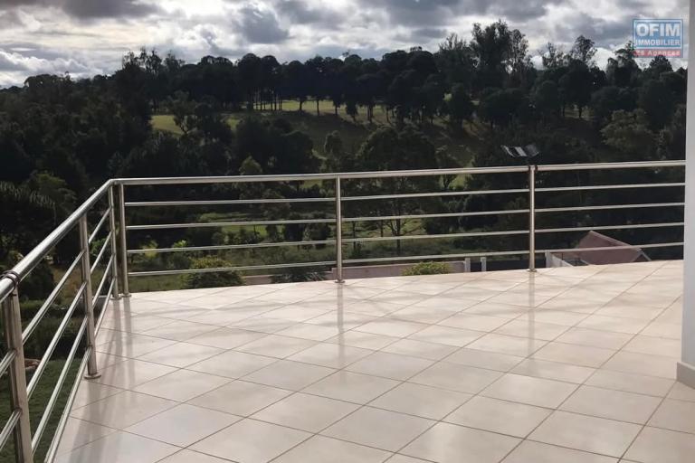 À louer une villa moderne récemment construite à étage de type F5 dans un quartier calme avec l’air pure et belle vue dégagée sur le golfe du rova, sise à Anosiala Ambohidratrimo