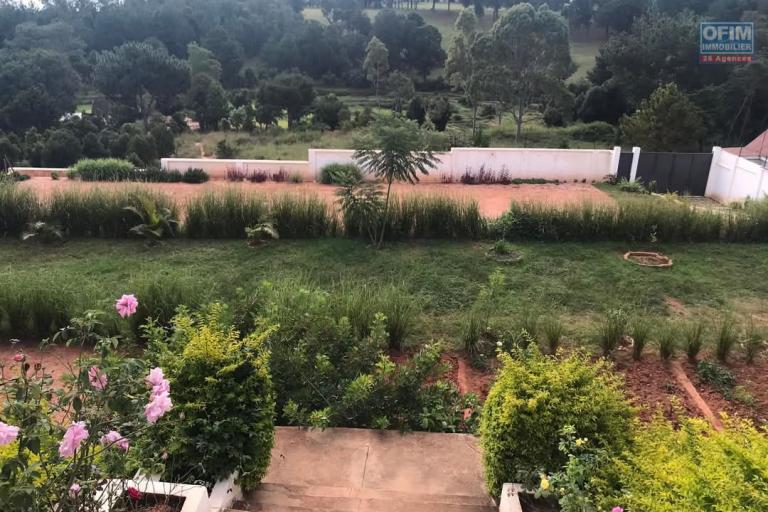 À louer une villa moderne récemment construite à étage de type F5 dans un quartier calme avec l’air pure et belle vue dégagée sur le golfe du rova, sise à Anosiala Ambohidratrimo