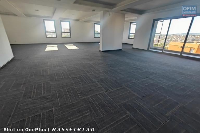 Local professionnel de 660M2 open space à Analamahitsy ( Non Disponible )