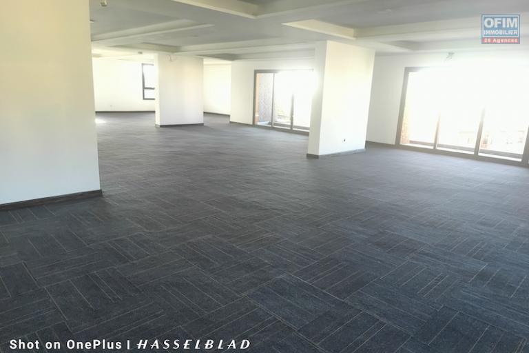 Local professionnel de 660M2 open space à Analamahitsy ( Non Disponible )
