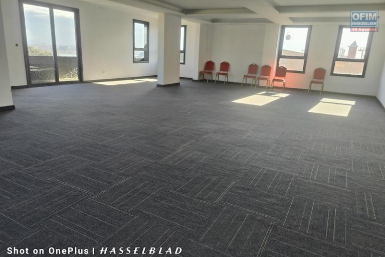 Local professionnel de 660M2 open space à Analamahitsy ( Non Disponible )