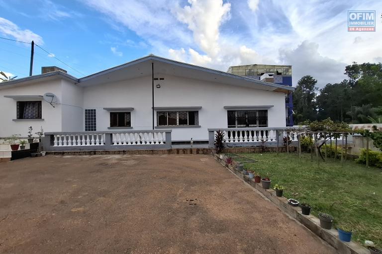 PRIX SACRIFIE !!! A vendre à un prix exceptionnel une propriété de 1870m2 comprenant une villa F6 et un bâtiment de 3 étages à Anosy Avaratra.
