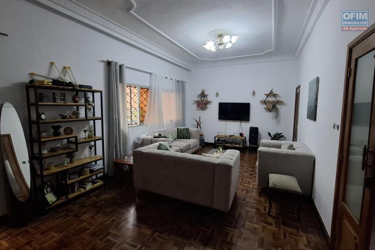 Vente Maison / Villa ANTANANARIVO (TANANARIVE) – photo 6 sur 17 – Salon spacieux