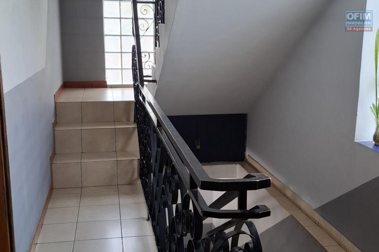 Occasion à saisir pur une propriété de 1870m2 avec une villa F6 et un bâtiment de 3 étages au tarif sacrifié sur Anosy Avaratra.