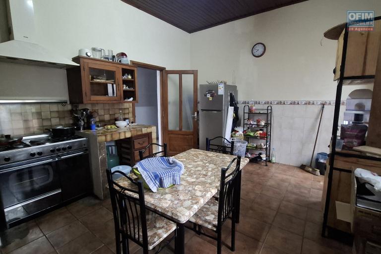Occasion à saisir pur une propriété de 1870m2 avec une villa F6 et un bâtiment de 3 étages au tarif sacrifié sur Anosy Avaratra.