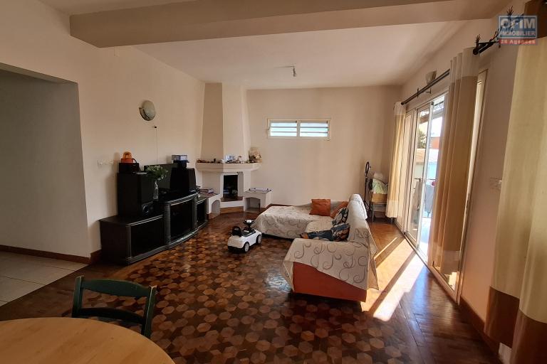 Vente Maison / Villa ANTANANARIVO (TANANARIVE) – photo 13 sur 17 – Pièce de vie spacieuse