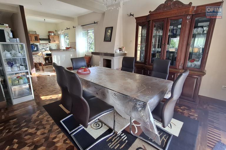 Occasion à saisir!! Prix en baisse!!! pour une propriété de 1870m2 avec une villa F6 et un bâtiment de 3 étages au tarif sacrifié sur Anosy Avaratra.