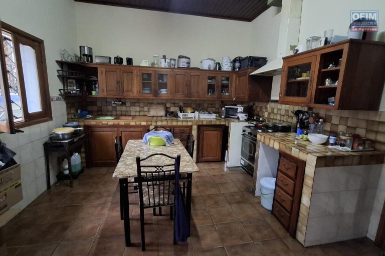 Occasion à saisir!! Prix en baisse!!! pour une propriété de 1870m2 avec une villa F6 et un bâtiment de 3 étages au tarif sacrifié sur Anosy Avaratra.