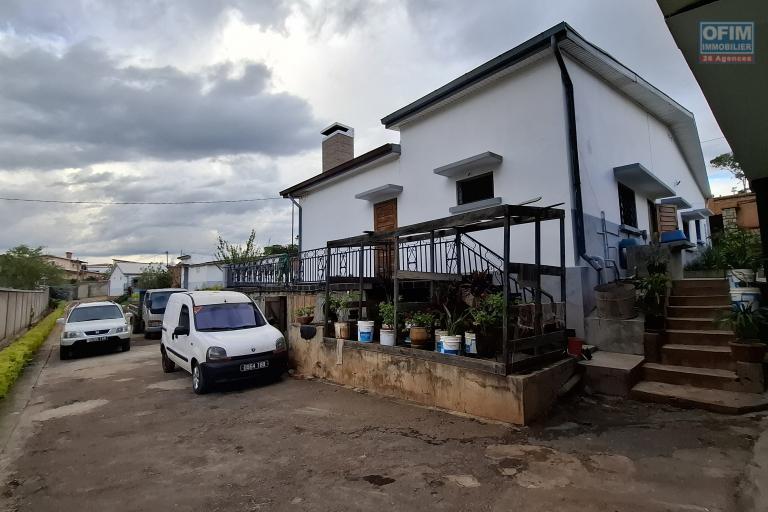 Occasion à saisir!! Prix en baisse!!! pour une propriété de 1870m2 avec une villa F6 et un bâtiment de 3 étages au tarif sacrifié sur Anosy Avaratra.