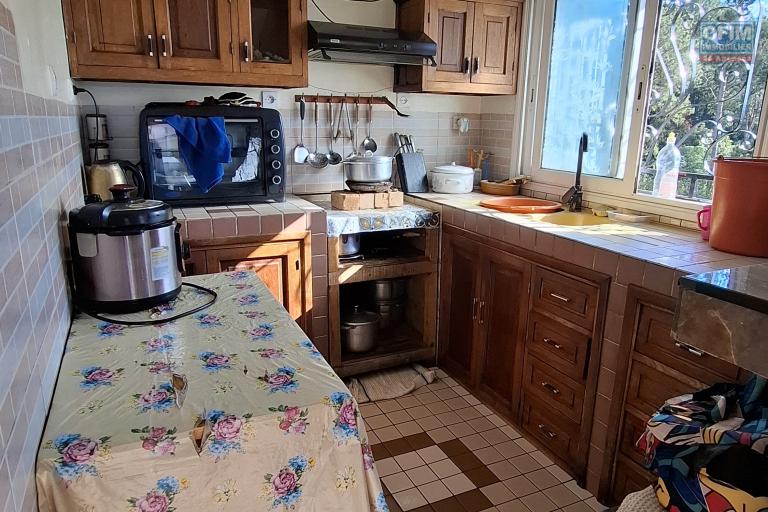 Occasion à saisir!! Prix en baisse!!! pour une propriété de 1870m2 avec une villa F6 et un bâtiment de 3 étages au tarif sacrifié sur Anosy Avaratra.