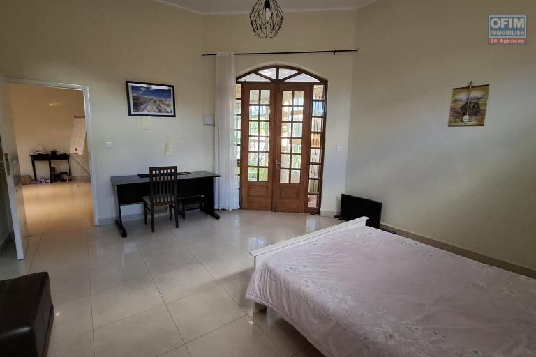 OFIM immobilier offre en location une charmante villa F5 entièrement meublée dans une résidence sécurisée 24/24 à Ivato.DISPOIBLE