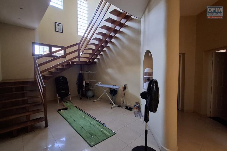 OFIM immobilier offre en location une charmante villa F5 entièrement meublée dans une résidence sécurisée 24/24 à Ivato.DISPOIBLE