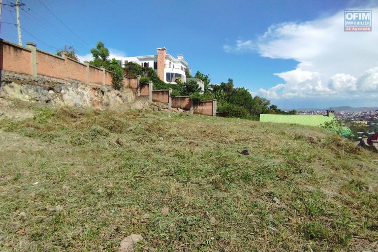 Beau terrain de 875 m2, entièrement clôturé, viabilisé, magnifique vue sur Ambatomaro- Antananarivo
