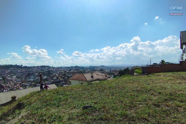 Beau terrain de 875 m2, entièrement clôturé, viabilisé, magnifique vue sur Ambatomaro- Antananarivo