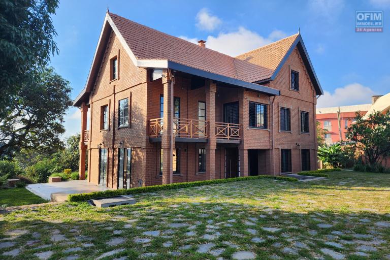 &Agrave; louer une villa neuve style traditionnelle de type F6 sur un terrain bien am&eacute;nag&eacute; de 3 500m2 avec vue d&eacute;gag&eacute;e sur le lac et acc&egrave;s facile &agrave; Mandrosoa Ivato. LOUER