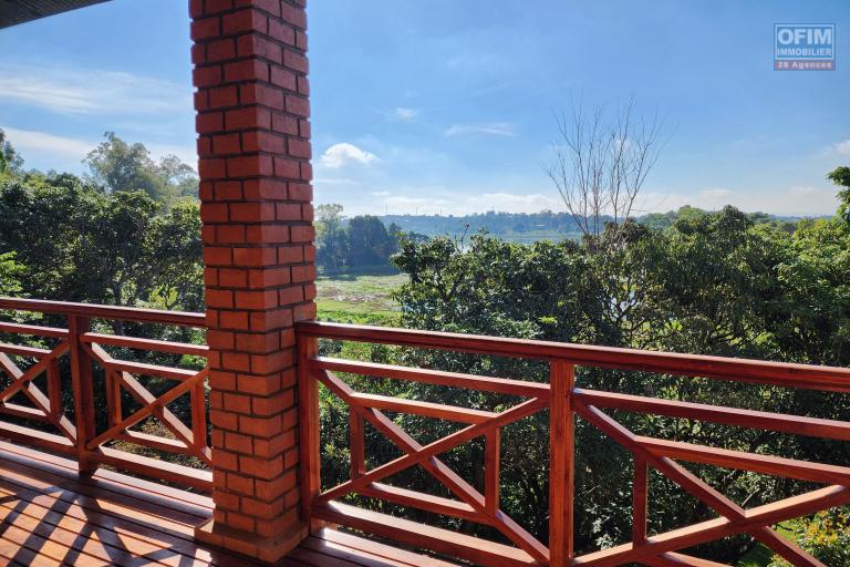 &Agrave; louer une villa neuve style traditionnelle de type F6 sur un terrain bien am&eacute;nag&eacute; de 3 500m2 avec vue d&eacute;gag&eacute;e sur le lac et acc&egrave;s facile &agrave; Mandrosoa Ivato. LOUER
