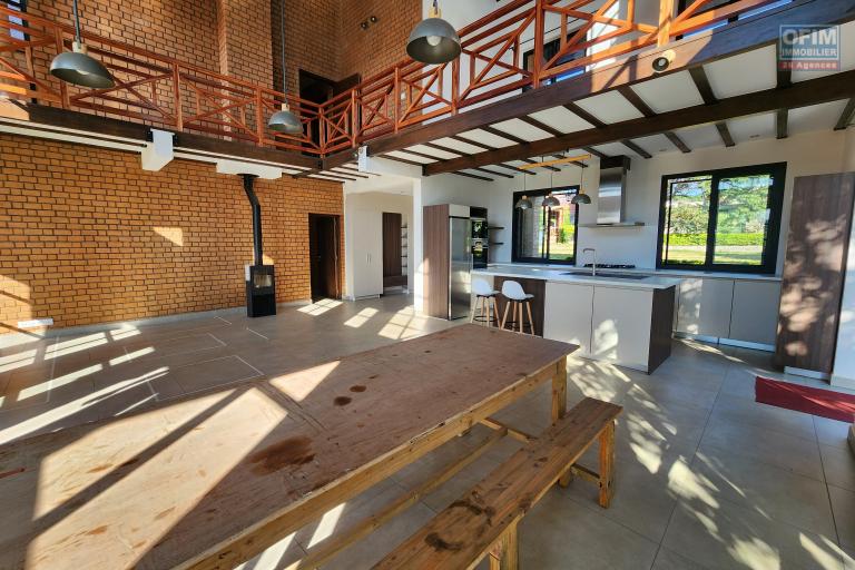 &Agrave; louer une villa neuve style traditionnelle de type F6 sur un terrain bien am&eacute;nag&eacute; de 3 500m2 avec vue d&eacute;gag&eacute;e sur le lac et acc&egrave;s facile &agrave; Mandrosoa Ivato. LOUER