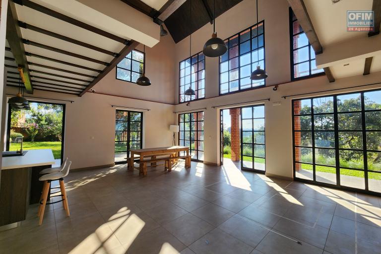 &Agrave; louer une villa neuve style traditionnelle de type F6 sur un terrain bien am&eacute;nag&eacute; de 3 500m2 avec vue d&eacute;gag&eacute;e sur le lac et acc&egrave;s facile &agrave; Mandrosoa Ivato. LOUER