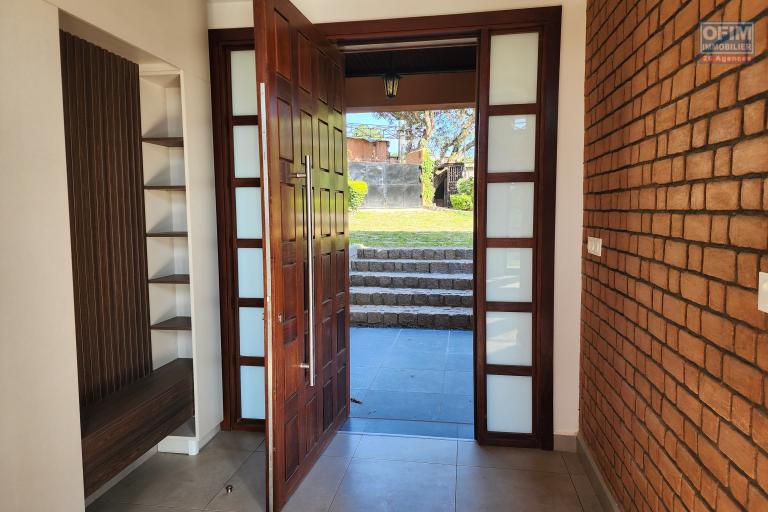&Agrave; louer une villa neuve style traditionnelle de type F6 sur un terrain bien am&eacute;nag&eacute; de 3 500m2 avec vue d&eacute;gag&eacute;e sur le lac et acc&egrave;s facile &agrave; Mandrosoa Ivato. LOUER
