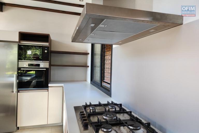 &Agrave; louer une villa neuve style traditionnelle de type F6 sur un terrain bien am&eacute;nag&eacute; de 3 500m2 avec vue d&eacute;gag&eacute;e sur le lac et acc&egrave;s facile &agrave; Mandrosoa Ivato. LOUER