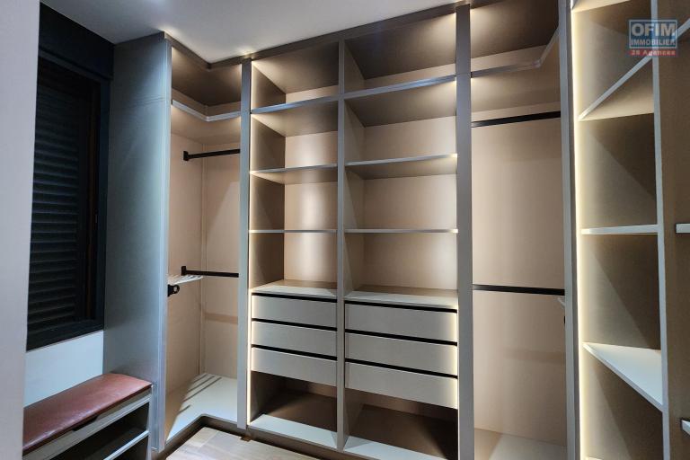 &Agrave; louer une villa neuve style traditionnelle de type F6 sur un terrain bien am&eacute;nag&eacute; de 3 500m2 avec vue d&eacute;gag&eacute;e sur le lac et acc&egrave;s facile &agrave; Mandrosoa Ivato. LOUER