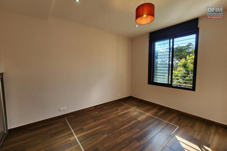 &Agrave; louer une villa neuve style traditionnelle de type F6 sur un terrain bien am&eacute;nag&eacute; de 3 500m2 avec vue d&eacute;gag&eacute;e sur le lac et acc&egrave;s facile &agrave; Mandrosoa Ivato. LOUER