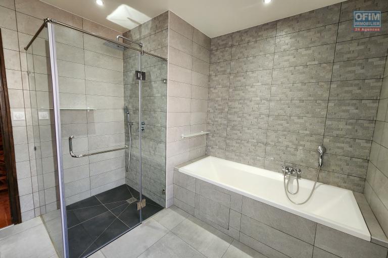 &Agrave; louer une villa neuve style traditionnelle de type F6 sur un terrain bien am&eacute;nag&eacute; de 3 500m2 avec vue d&eacute;gag&eacute;e sur le lac et acc&egrave;s facile &agrave; Mandrosoa Ivato. LOUER