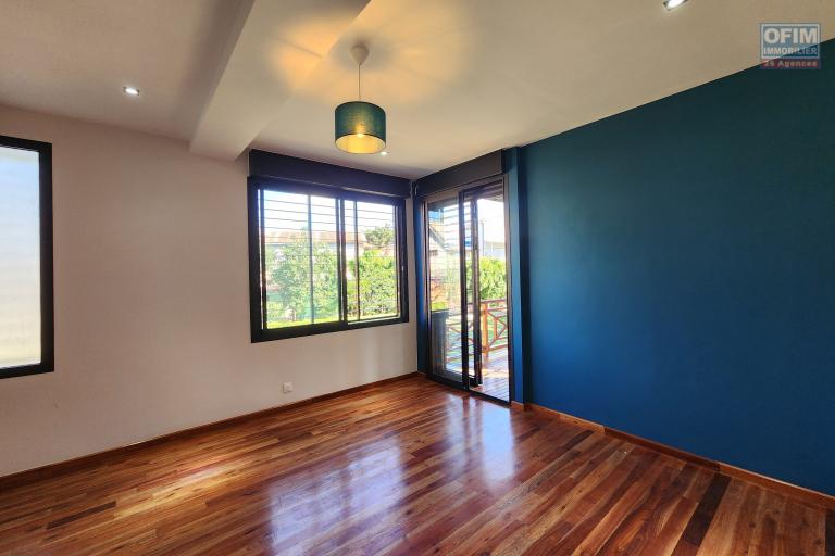 &Agrave; louer une villa neuve style traditionnelle de type F6 sur un terrain bien am&eacute;nag&eacute; de 3 500m2 avec vue d&eacute;gag&eacute;e sur le lac et acc&egrave;s facile &agrave; Mandrosoa Ivato. LOUER