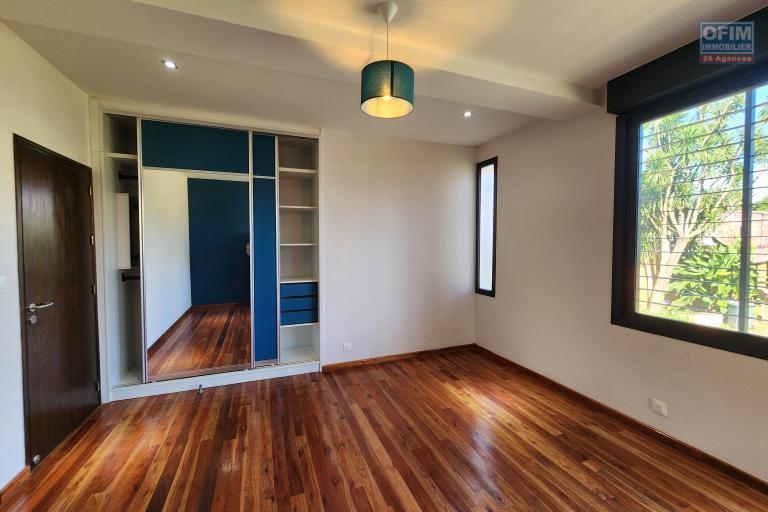 &Agrave; louer une villa neuve style traditionnelle de type F6 sur un terrain bien am&eacute;nag&eacute; de 3 500m2 avec vue d&eacute;gag&eacute;e sur le lac et acc&egrave;s facile &agrave; Mandrosoa Ivato. LOUER