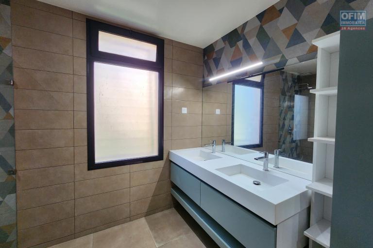 &Agrave; louer une villa neuve style traditionnelle de type F6 sur un terrain bien am&eacute;nag&eacute; de 3 500m2 avec vue d&eacute;gag&eacute;e sur le lac et acc&egrave;s facile &agrave; Mandrosoa Ivato. LOUER