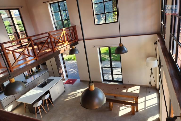 &Agrave; louer une villa neuve style traditionnelle de type F6 sur un terrain bien am&eacute;nag&eacute; de 3 500m2 avec vue d&eacute;gag&eacute;e sur le lac et acc&egrave;s facile &agrave; Mandrosoa Ivato. LOUER