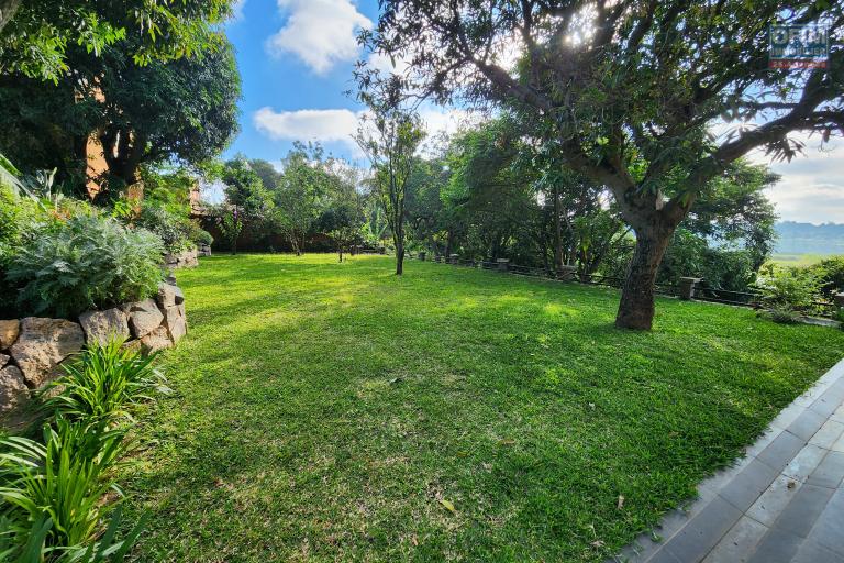 &Agrave; louer une villa neuve style traditionnelle de type F6 sur un terrain bien am&eacute;nag&eacute; de 3 500m2 avec vue d&eacute;gag&eacute;e sur le lac et acc&egrave;s facile &agrave; Mandrosoa Ivato. LOUER