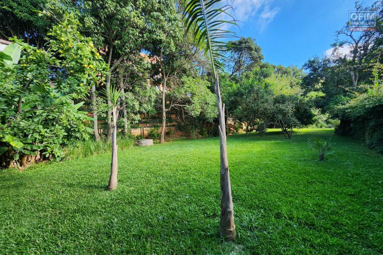 &Agrave; louer une villa neuve style traditionnelle de type F6 sur un terrain bien am&eacute;nag&eacute; de 3 500m2 avec vue d&eacute;gag&eacute;e sur le lac et acc&egrave;s facile &agrave; Mandrosoa Ivato. LOUER