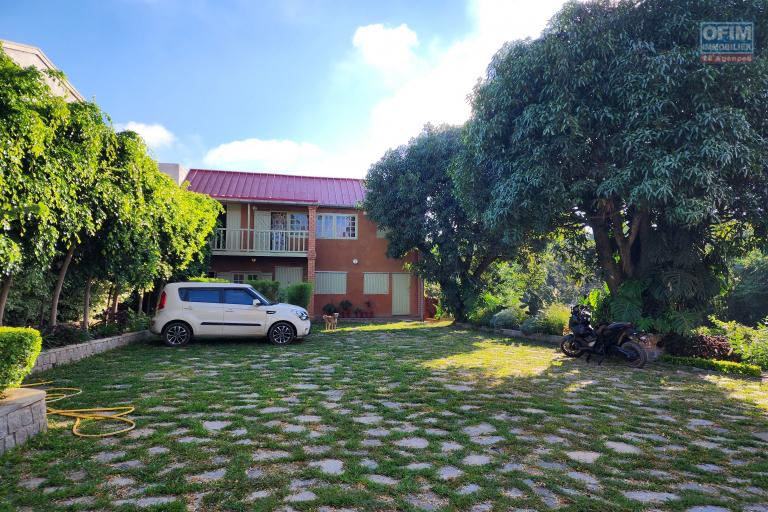 &Agrave; louer une villa neuve style traditionnelle de type F6 sur un terrain bien am&eacute;nag&eacute; de 3 500m2 avec vue d&eacute;gag&eacute;e sur le lac et acc&egrave;s facile &agrave; Mandrosoa Ivato. LOUER