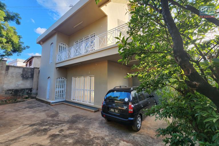 À louer une maison à étage de type F5 non loin du centre commercial LEADER PRICE sise à Andranomena