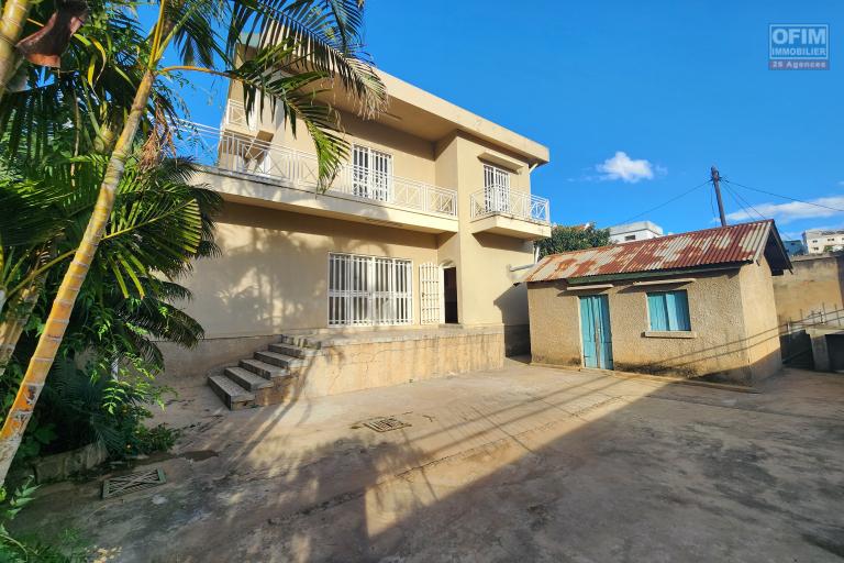 À louer une maison à étage de type F5 non loin du centre commercial LEADER PRICE sise à Andranomena