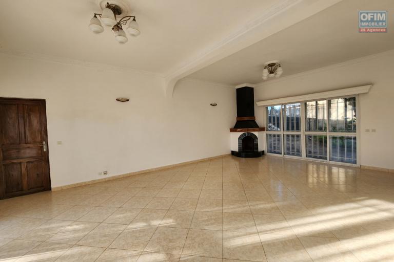 À louer une maison à étage de type F5 non loin du centre commercial LEADER PRICE sise à Andranomena
