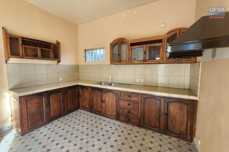 À louer une maison à étage de type F5 non loin du centre commercial LEADER PRICE sise à Andranomena