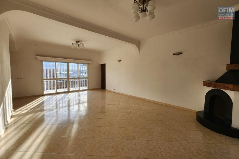 À louer une maison à étage de type F5 non loin du centre commercial LEADER PRICE sise à Andranomena