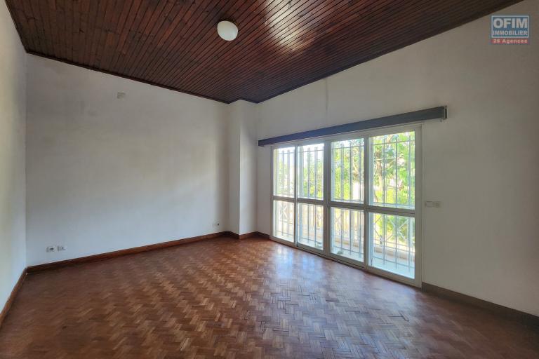 À louer une maison à étage de type F5 non loin du centre commercial LEADER PRICE sise à Andranomena