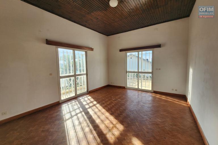 À louer une maison à étage de type F5 non loin du centre commercial LEADER PRICE sise à Andranomena