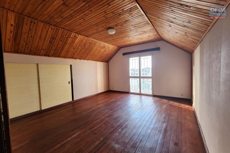 À louer une maison à étage de type F5 non loin du centre commercial LEADER PRICE sise à Andranomena