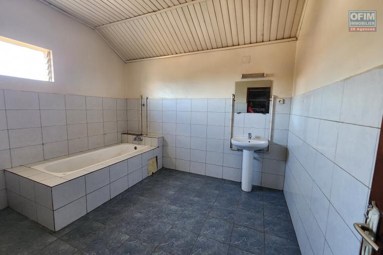 À louer une maison à étage de type F5 non loin du centre commercial LEADER PRICE sise à Andranomena