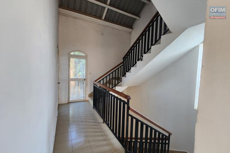 À louer une maison à étage de type F5 non loin du centre commercial LEADER PRICE sise à Andranomena