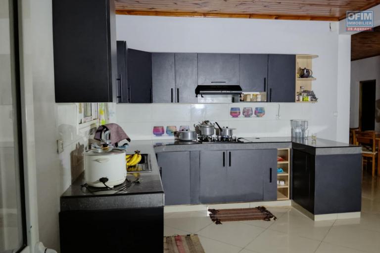 OFIM met en vente une maison F5 sur Ambohidratrimo. Surface habitable 179m2 bâtie sur un terrain de 544m2.